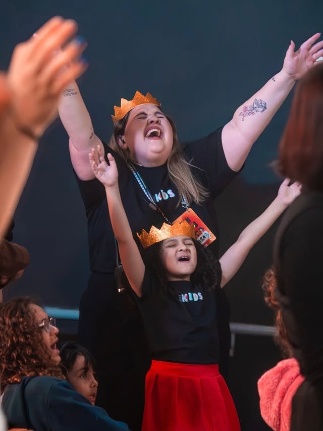 Crianças e famílias da Igreja Mult em um momento de celebração